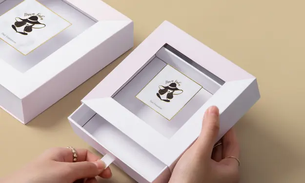 Window gift boxes with printed inserts